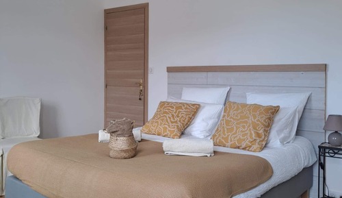 Classic Double Room, Ensuite, Sea View (Chambre beige)
