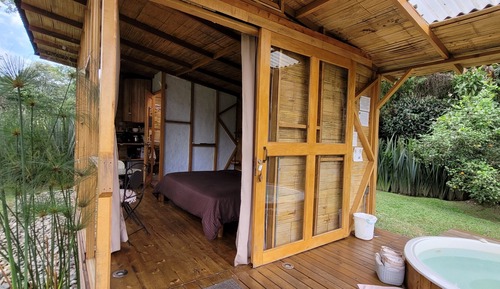 Cabane Deluxe, 1 très grand lit, patio, vue montagne