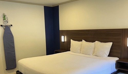 Chambre, 1 très grand lit, fumeurs