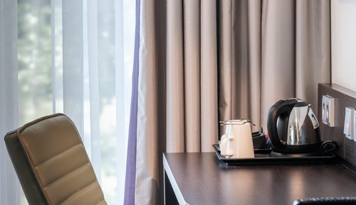 Chambre avec lits jumeaux, douche accessible en fauteuil roulant