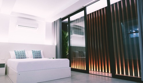 Chambre Affaires, 1 grand lit, balcon