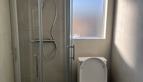 Chambre Double Signature, salle de bains commune, vue ville