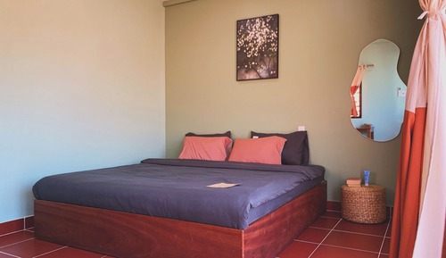 Chambre Double Standard, 1 très grand lit, salle de bains privée, vue jardin