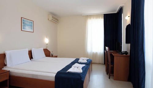 Chambre Double Confort, balcon, vue partielle sur la mer