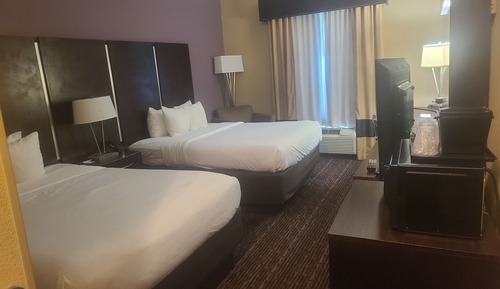 Chambre Double Standard, 2 grands lits, baignoire accessible aux personnes à mobilité réduite