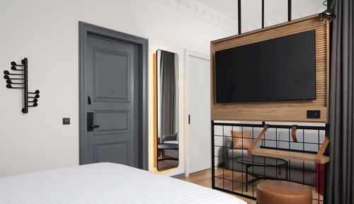 Moxy Sleeper Guest room Queen with City View
