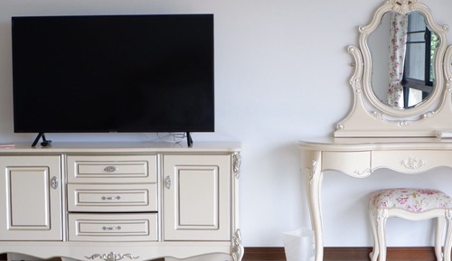 Chambre, vue colline