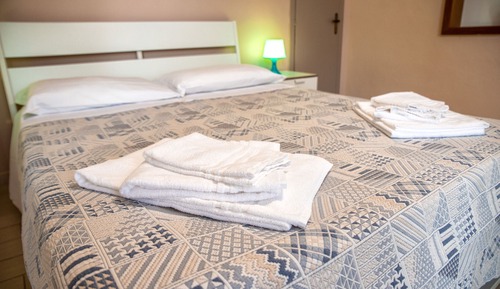 Chambre Double ou avec lits jumeaux, salle de bains privée, vue partielle sur la mer