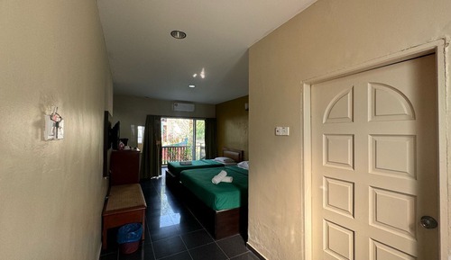 Chambre Triple, balcon, vue piscine