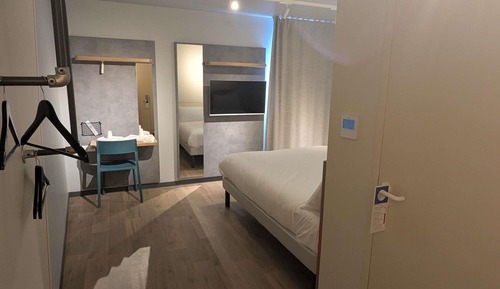 Chambre Triple, plusieurs lits, accessible aux personnes à mobilité réduite (Smart)