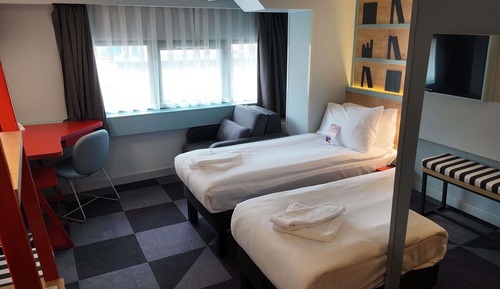 Chambre, plusieurs lits