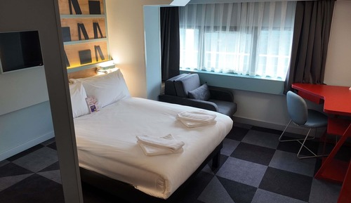 Chambre, 1 lit double et 1 canapé-lit