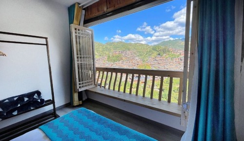 Chambre Confort avec lits jumeaux, balcon, vue colline