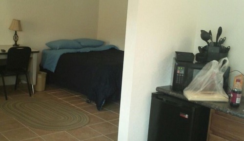 Chambre, 1 très grand lit, fumeurs