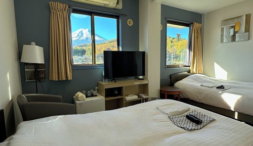 Chambre avec lits jumeaux, vue montagne