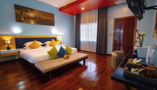 Suite, terrasse, vue piscine