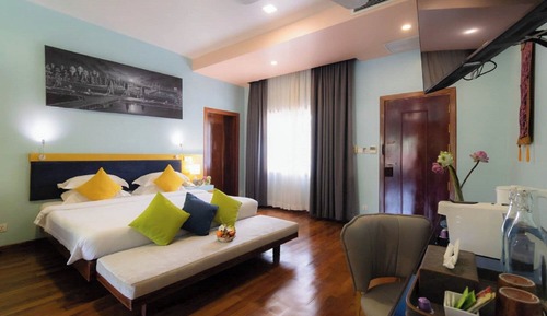 Suite Junior, 1 très grand lit et 1 canapé-lit, baignoire, vue piscine