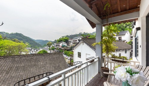 Chambre Triple Familiale, balcon, vue colline