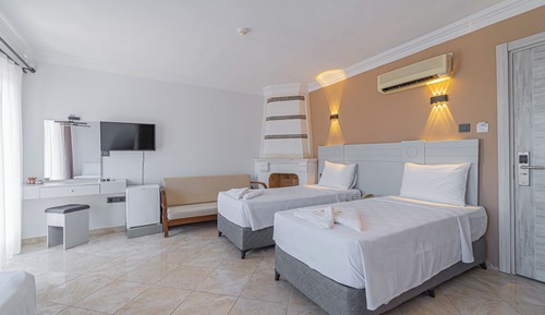 Chambre Standard Double ou avec lits jumeaux, balcon, vue piscine