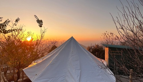 Tente Confort, balcon, vue colline
