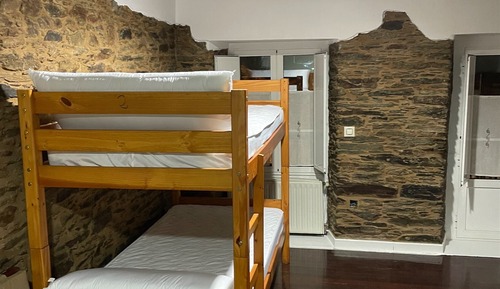 Chambre avec lits jumeaux, salle de bains commune