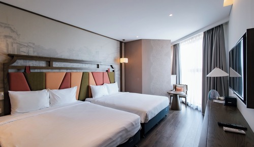 Chambre Triple Familiale, 2 grands lits, salle de bains privée, vue établissement