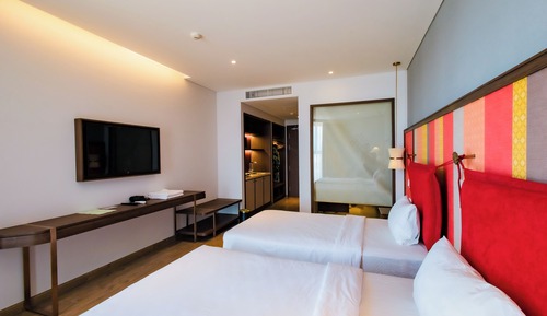 Chambre Triple Familiale, plusieurs lits, vue piscine, vue mer