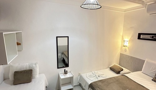 Chambre Triple, vue partielle sur la mer