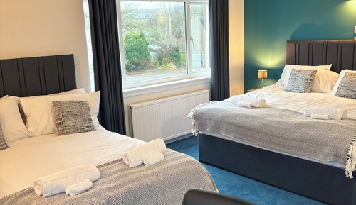 Chambre Familiale, plusieurs lits, salle de bains privée