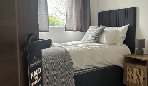 Chambre Simple Supérieure, 1 grand lit 1 place, salle de bains privée