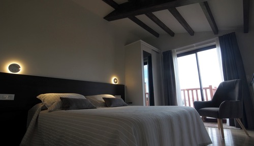 Cabane, 1 grand lit et 1 canapé-lit, bain à remous, vue mer