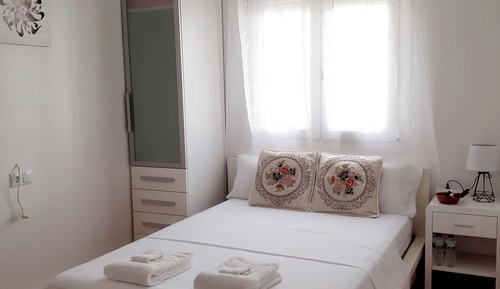 Chambre, 1 lit double, salle de bains commune, vue cour intérieure