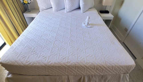 Chambre, vue piscine