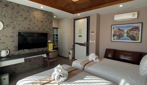 Chambre, salle de bains privée, vue piscine