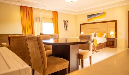 Suite, coin cuisine, vue partielle sur la mer