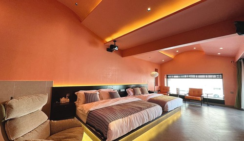 Chambre Triple Confort, plusieurs lits, salle de bains privée, vue cour intérieure