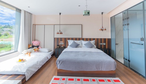 Chambre Triple Familiale, plusieurs lits, salle de bains privée, vue colline