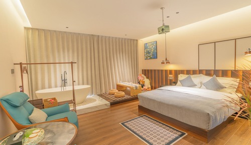 Chambre Confort, 1 grand lit, fumeurs, salle de bains privée