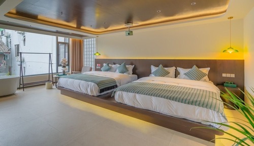 Chambre Quadruple Élite, 2 grands lits, salle de bains privée, vue cour intérieure