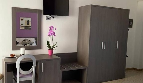 Chambre Quadruple Confort, plusieurs lits, balcon, vue partielle sur la mer