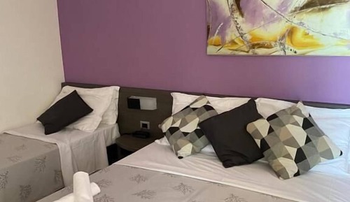 Chambre Triple Confort, plusieurs lits, balcon, vue partielle sur la mer