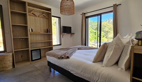 Chambre Double Confort, 1 grand lit, vue montagne