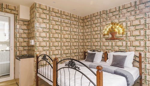 Chambre Signature, balcon, vue cour intérieure