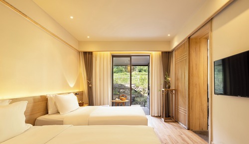 Chambre Confort avec lits jumeaux, balcon, vue colline