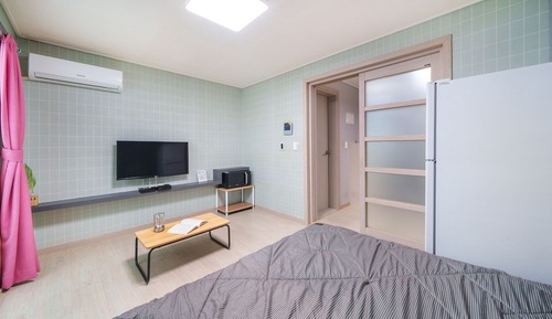 Chambre, 1 chambre (Room 403)