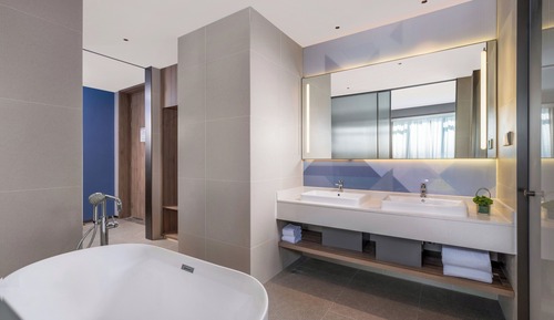 Suite, 1 très grand lit, baignoire