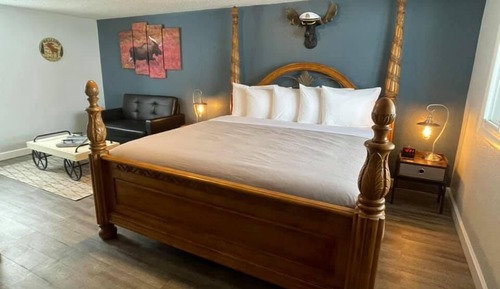 Chambre Simple Confort, 1 très grand lit, salle de bains privée, vue baie