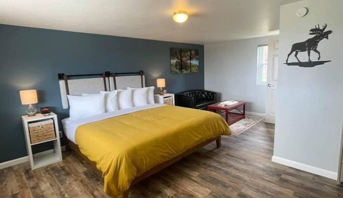 Chambre Simple Confort, 1 très grand lit, salle de bains privée, vue baie