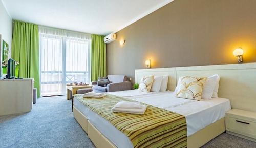 Chambre Familiale Double ou avec lits jumeaux, balcon, vue partielle sur la mer