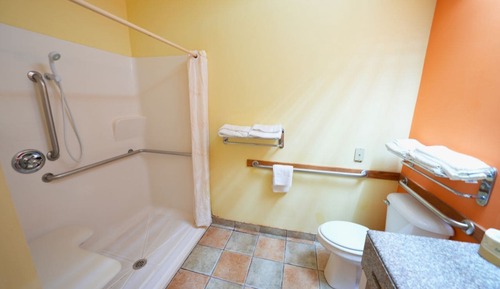 Chambre Standard, 1 très grand lit, baignoire accessible aux personnes à mobilité réduite